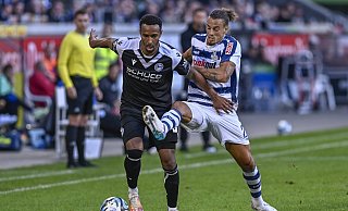 Noah Sarenren Bazee, der hier den Ball gegen den Duisburger Rolf Feltscher behauptet, kam nicht richtig ins Spiel. - IMAGO/pepphoto Noah Sarenren Bazee, der hier den Ball gegen den Duisburger Rolf Feltscher behauptet, kam nicht richtig ins Spiel. - IMAGO/pepphoto