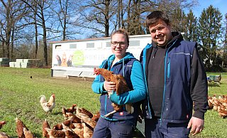950 "Camping-Hühner" halten Sabrina Neesen-Fernhomberg und ihr Mann Christian Fernhomberg. - Pauline Maus 950 "Camping-Hühner" halten Sabrina Neesen-Fernhomberg und ihr Mann Christian Fernhomberg. - Pauline Maus