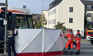 Die Mediziner und Feuerwehr arbeiten hinter dem Sichtschutz. - Paul Brinkmann Die Mediziner und Feuerwehr arbeiten hinter dem Sichtschutz. - Paul Brinkmann