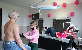 Viktoria Zimbelmann (hinten) und Alexandra Hermann tätowieren Brustkrebs-Patientinnen. - Susanne Blersch Viktoria Zimbelmann (hinten) und Alexandra Hermann tätowieren Brustkrebs-Patientinnen. - Susanne Blersch