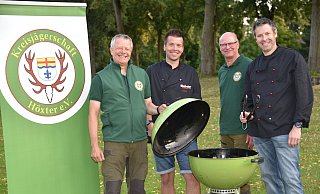 Achim Frohss, Vorsitzender der Kreisjägerschaft Höxter (v. l.), Thomas Golüke von den „Glutsbrüdern“, Jörn Reimers von der Kreisjägerschaft und Michael Anke von den „Glutsbrüdern“. - LWL/Thomas Kube Achim Frohss, Vorsitzender der Kreisjägerschaft Höxter (v. l.), Thomas Golüke von den „Glutsbrüdern“, Jörn Reimers von der Kreisjägerschaft und Michael Anke von den „Glutsbrüdern“. - LWL/Thomas Kube