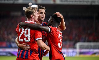 Die Ex-Paderborner Marvin Pieringer (Mitte) und Sirlord Conteh (rechts) jubeln nach dem 1:0 für den 1. FC Heidenheim gegen BK Häcken. - Harry Langer / dpa Die Ex-Paderborner Marvin Pieringer (Mitte) und Sirlord Conteh (rechts) jubeln nach dem 1:0 für den 1. FC Heidenheim gegen BK Häcken. - Harry Langer / dpa