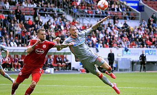 Felix Platte (r.) ist mit dem Kopf vor dem Düsseldorfer André Hoffmann am Ball. - imago images/Laci Perenyi Felix Platte (r.) ist mit dem Kopf vor dem Düsseldorfer André Hoffmann am Ball. - imago images/Laci Perenyi