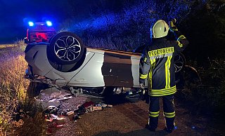 Auf dem Dach blieb das Auto, das zuvor eine Böschung an der B 241 hinabgestürzt war, liegen. - FFW Borgentreich Auf dem Dach blieb das Auto, das zuvor eine Böschung an der B 241 hinabgestürzt war, liegen. - FFW Borgentreich