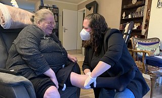 Kompressionsstrümpfe und gute Laune: Ilse Wiggers (63) freut sich, dass Jennifer Griemsmann ihr hilft, auch wenn ihre Zeit für diesen Pflegeininsatz llaut Vorgabe der Kasse auf fünf Minute begrenzt ist. - Ivonne Michel Kompressionsstrümpfe und gute Laune: Ilse Wiggers (63) freut sich, dass Jennifer Griemsmann ihr hilft, auch wenn ihre Zeit für diesen Pflegeininsatz llaut Vorgabe der Kasse auf fünf Minute begrenzt ist. - Ivonne Michel