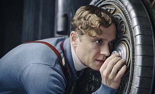 Sebastian (Matthias Schweighöfer) muss im Film drei Supertresore knacken. Jeder von ihnen ist in Anlehnung an eine andere Wagner-Oper konstruiert. - © 2021 Netflix, Inc. Sebastian (Matthias Schweighöfer) muss im Film drei Supertresore knacken. Jeder von ihnen ist in Anlehnung an eine andere Wagner-Oper konstruiert. - © 2021 Netflix, Inc.