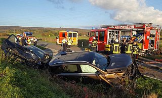 Auf der Kreisstraße 18 bei Brakel ist es zu einem Frontalzusammenstoß zweier Autos gekommen. - David Schellenberg Auf der Kreisstraße 18 bei Brakel ist es zu einem Frontalzusammenstoß zweier Autos gekommen. - David Schellenberg