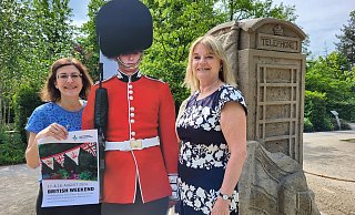 Gartenschau-Geschäftsführerin Rehana Rühmann (l.) und Susan Speller, britische Honorarkonsulin in NRW und Schirmherrin des ersten British Weekend freuen sich auf das Event. - Gartenschau Bad Lippspringe GmbH Gartenschau-Geschäftsführerin Rehana Rühmann (l.) und Susan Speller, britische Honorarkonsulin in NRW und Schirmherrin des ersten British Weekend freuen sich auf das Event. - Gartenschau Bad Lippspringe GmbH