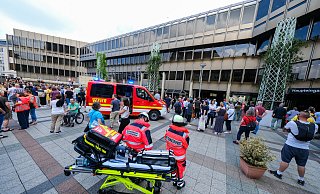 Die Rettungskräfte und die Mitarbeiter der Stadtverwaltung beobachten den Einsatz am Neuen Rathaus. - Andreas Zobe Die Rettungskräfte und die Mitarbeiter der Stadtverwaltung beobachten den Einsatz am Neuen Rathaus. - Andreas Zobe