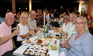 Uwe und Bianca Lichte (v. l.), Martin und Sigrid Schütte sowie Stephan und Anja Klute haben es sich mit Kerzen romantisch gemacht. - Judith Gladow Uwe und Bianca Lichte (v. l.), Martin und Sigrid Schütte sowie Stephan und Anja Klute haben es sich mit Kerzen romantisch gemacht. - Judith Gladow