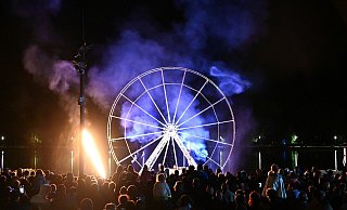 Auf einem Riesenrad im Godelheimer See sollen sich Artisten bewegen, Feuerwerk soll vom Himmel sprühen. - Compagnie Louxor Auf einem Riesenrad im Godelheimer See sollen sich Artisten bewegen, Feuerwerk soll vom Himmel sprühen. - Compagnie Louxor