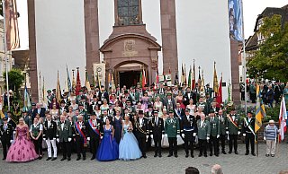 Gruppenbild mit Fahnen: Die Majestäten und Vertreterinnen und Vertreter der 30 anwesenden Schützenvereine haben sich für ein gemeinsames Foto versammelt. Foto: Thomas Kube - Thomas Kube Gruppenbild mit Fahnen: Die Majestäten und Vertreterinnen und Vertreter der 30 anwesenden Schützenvereine haben sich für ein gemeinsames Foto versammelt. Foto: Thomas Kube - Thomas Kube