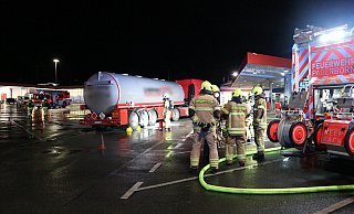 Einen mit Kraftstoff gefüllten Tanklastzug musste die Paderborner Feuerwehr am Donnerstagabend löschen. - Feuerwehr Einen mit Kraftstoff gefüllten Tanklastzug musste die Paderborner Feuerwehr am Donnerstagabend löschen. - Feuerwehr
