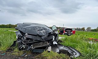 Beide Fahrzeuge wurden bei dem Unfall schwer beschädigt. Zwei Beteiligte schweben in Lebensgefahr. MT-Foto: - Thomas Lieske Beide Fahrzeuge wurden bei dem Unfall schwer beschädigt. Zwei Beteiligte schweben in Lebensgefahr. MT-Foto: - Thomas Lieske