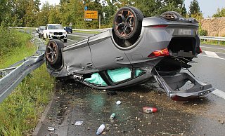 Das Auto blieb auf dem Dach liegen. Der Fahrer konnte sich selbst befreien. - Polizei Bielefeld Das Auto blieb auf dem Dach liegen. Der Fahrer konnte sich selbst befreien. - Polizei Bielefeld