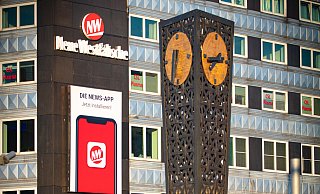 Zeitloses Bielefeld: Die Jahnplatzuhr besticht mit drei Uhrzeiten, eine davon stimmt. - Mike-Dennis Müller Zeitloses Bielefeld: Die Jahnplatzuhr besticht mit drei Uhrzeiten, eine davon stimmt. - Mike-Dennis Müller