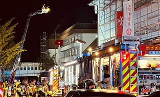 Mit Hilfe der Drehleiter bekämpfte die Feuerwehr den Dachstuhlbrand an der Rehaklinik. - Feuerwehr Bad Oeynhausen Mit Hilfe der Drehleiter bekämpfte die Feuerwehr den Dachstuhlbrand an der Rehaklinik. - Feuerwehr Bad Oeynhausen