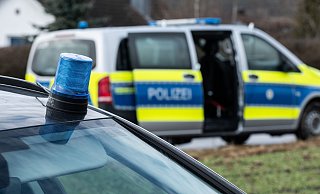 Mit einem mobilen Blaulicht, das man aufs Autodach heften kann, fuhr ein Mann mit seinem VW durch die Vollsperrung der A2. - dpa / Silas Stein Mit einem mobilen Blaulicht, das man aufs Autodach heften kann, fuhr ein Mann mit seinem VW durch die Vollsperrung der A2. - dpa / Silas Stein