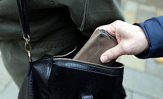 Zuletzt musste die Polizei eine Zunahme von Taschen . und Trickdiebstählen feststellen. - Wolfgang Rudolf Zuletzt musste die Polizei eine Zunahme von Taschen . und Trickdiebstählen feststellen. - Wolfgang Rudolf