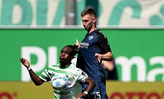 Paderborns Tjark Scheller (r.) macht sich groß und stoppt den Fürther Angreifer Noel Futkeu. - Jens Niering Paderborns Tjark Scheller (r.) macht sich groß und stoppt den Fürther Angreifer Noel Futkeu. - Jens Niering