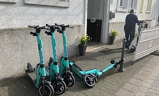 E-Scooter, die wie hier vor der Galerie Siedenhans und Simon an der Kökerstraße in Gütersloh, zur Stolperfalle werden, sind ein absolutes Ärgernis. - NW E-Scooter, die wie hier vor der Galerie Siedenhans und Simon an der Kökerstraße in Gütersloh, zur Stolperfalle werden, sind ein absolutes Ärgernis. - NW