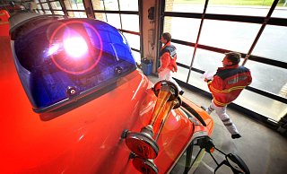 Rettungssanitäter kümmerten sich um die Autoinsassen. - Neue Westfaelische Zeitung Rettungssanitäter kümmerten sich um die Autoinsassen. - Neue Westfaelische Zeitung
