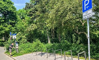 Neben den Fahrrad-Parkplätzen der Sparrenburg weisen Schilder auf die Pflicht hin, ein Parkticket zu lösen. - Jens Reichenbach Neben den Fahrrad-Parkplätzen der Sparrenburg weisen Schilder auf die Pflicht hin, ein Parkticket zu lösen. - Jens Reichenbach