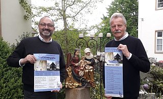 Die Statue zeigt die drei Protagonisten, um die sich der Brakeler Annentag dreht. Und auch die Annennovenen, die wieder mit Gläubigen gefeiert werden können. Darüber freuen sich der neue Pfarrer Andreas Kurte (l.) und sein Vorgänger Wilhelm Koch. - Manuela Puls Die Statue zeigt die drei Protagonisten, um die sich der Brakeler Annentag dreht. Und auch die Annennovenen, die wieder mit Gläubigen gefeiert werden können. Darüber freuen sich der neue Pfarrer Andreas Kurte (l.) und sein Vorgänger Wilhelm Koch. - Manuela Puls