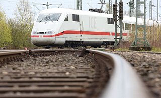 Züge im Fernverkehr werden nur teilweise über Soest und Paderborn fahren. Ein IC wird wegen Stellwerksproblemen ausfallen. (Themenbild) - Verwendung weltweit Züge im Fernverkehr werden nur teilweise über Soest und Paderborn fahren. Ein IC wird wegen Stellwerksproblemen ausfallen. (Themenbild) - Verwendung weltweit