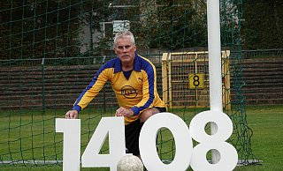 Norbert Dölitzsch kniet im Original-Trikot des TuS Schloß Neuhaus auf dem Rasen des Lönsstadions und erinnert an sein Zweitliga-Premierentor, das er am 14. August 1982 erzielt hatte. - SC Paderborn 07 Norbert Dölitzsch kniet im Original-Trikot des TuS Schloß Neuhaus auf dem Rasen des Lönsstadions und erinnert an sein Zweitliga-Premierentor, das er am 14. August 1982 erzielt hatte. - SC Paderborn 07