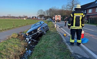 Auto und Motorrad wurden bei der Kollision in Rietberg schwer beschädigt. - Thorsten Heß Auto und Motorrad wurden bei der Kollision in Rietberg schwer beschädigt. - Thorsten Heß