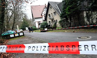 Mit jeweils elf Messerstichen wurden Helgard G. und ihr Bruder Hartmut S. an Heiligabend 2013 in ihrem Haus am Stadtpark getötet. Tagelang sicherten Beamte der Mordkommission „Bad“ Spuren des Verbrechens. Foto: Wolfgang Wotke - Wolfgang Wotke Mit jeweils elf Messerstichen wurden Helgard G. und ihr Bruder Hartmut S. an Heiligabend 2013 in ihrem Haus am Stadtpark getötet. Tagelang sicherten Beamte der Mordkommission „Bad“ Spuren des Verbrechens. Foto: Wolfgang Wotke - Wolfgang Wotke