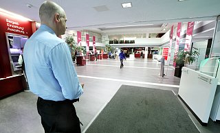 Ein Mitarbeiter eines Sicherheitsdienstes behält künftig das Foyer der Sparkasse am Konrad-Adenauer-Platz im Blick. - Patrick Menzel Ein Mitarbeiter eines Sicherheitsdienstes behält künftig das Foyer der Sparkasse am Konrad-Adenauer-Platz im Blick. - Patrick Menzel