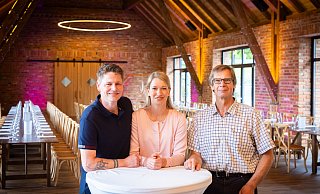 Teamwork: Marc und Anne Schröder und Architekt Gerd Weichynik haben die alte Scheune in eine gefragte Feierlocation verwandelt. - Mike-Dennis Müller / www.mdm.photo Teamwork: Marc und Anne Schröder und Architekt Gerd Weichynik haben die alte Scheune in eine gefragte Feierlocation verwandelt. - Mike-Dennis Müller / www.mdm.photo