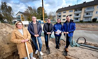 Alexandra Peters (v.l.), Helge Pabst und Tom Kaiser vom Verein Daheim zusammen mit Anna und Moritz Splietker beim Spatenstich für das neue Bauprojekt am Loerpabelsweg in Gütersloh. - Andreas Frücht Alexandra Peters (v.l.), Helge Pabst und Tom Kaiser vom Verein Daheim zusammen mit Anna und Moritz Splietker beim Spatenstich für das neue Bauprojekt am Loerpabelsweg in Gütersloh. - Andreas Frücht