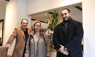 Dimitrios Gogolos (v.l.), seine Frau Angeliki und Sohn Christos, der das Restaurant leiten wird, starten mit dem griechischen Restaurant Elia an der Mindener Straße neu durch. - Claus Frickemeier Dimitrios Gogolos (v.l.), seine Frau Angeliki und Sohn Christos, der das Restaurant leiten wird, starten mit dem griechischen Restaurant Elia an der Mindener Straße neu durch. - Claus Frickemeier