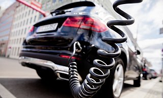Elektro-Fahrzeuge sind aufgrund der hohen Spritkosten gerade mehr gefragt als noch vor einigen Wochen. - Christoph Soeder Elektro-Fahrzeuge sind aufgrund der hohen Spritkosten gerade mehr gefragt als noch vor einigen Wochen. - Christoph Soeder