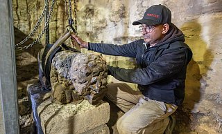 Steinmetz Ajithan Sivapatham positioniert eine der Skulpturen mithilfe eines Seilzuges. - Oliver Krato Steinmetz Ajithan Sivapatham positioniert eine der Skulpturen mithilfe eines Seilzuges. - Oliver Krato