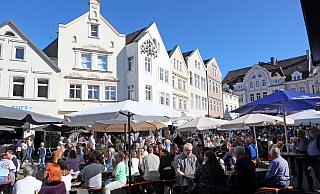 Das Weindorf auf dem Gänsemarkt hat seine Fans. Dennoch waren die Winzer 2023 nicht rundum zufrieden. - Frank-Michael Kiel-Steinkamp Das Weindorf auf dem Gänsemarkt hat seine Fans. Dennoch waren die Winzer 2023 nicht rundum zufrieden. - Frank-Michael Kiel-Steinkamp
