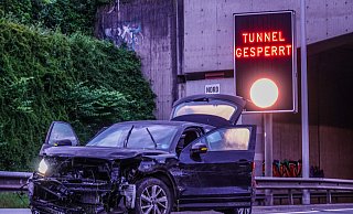 Der Audi Q2 wurde bei dem Unfall in der Nacht von Samstag auf Sonntag schwer demoliert. Von den Insassen fehlt jede Spur. - Paul Brinkmann Der Audi Q2 wurde bei dem Unfall in der Nacht von Samstag auf Sonntag schwer demoliert. Von den Insassen fehlt jede Spur. - Paul Brinkmann