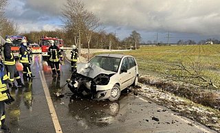 Der Einsatz beim Unfall nahe Fürstenau. - FFW Höxter Der Einsatz beim Unfall nahe Fürstenau. - FFW Höxter