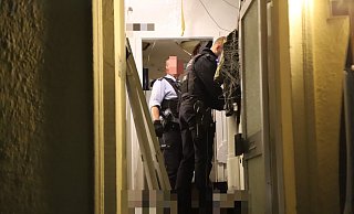 Einsatzkräfte inspizieren das Innere des Reihenhauses. - Charlotte Mahncke Einsatzkräfte inspizieren das Innere des Reihenhauses. - Charlotte Mahncke