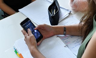 Handynutzung im Unterricht - ein Reizthema für Lehrer, Eltern und Schüler. - (c) dpa-Zentralbild Handynutzung im Unterricht - ein Reizthema für Lehrer, Eltern und Schüler. - (c) dpa-Zentralbild
