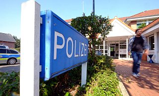 Ein 40-jähriger Löhner hat Vatertag 2022 heimlich auf der Polizeiwache an der Bismarckstraße in Bad Oeynhausen gefilmt und ist - wie sein Kumpel - dafür verurteilt worden. - Thorsten Gödecker Ein 40-jähriger Löhner hat Vatertag 2022 heimlich auf der Polizeiwache an der Bismarckstraße in Bad Oeynhausen gefilmt und ist - wie sein Kumpel - dafür verurteilt worden. - Thorsten Gödecker