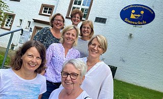 Die Ehrenamtsbörse in Salzkotten organisieren (unten, v. l.) Inge Kamp und Beatrix Rochel, zweite Reihe (v. l.) Liane Kling und Uschi Schrader, dritte Reihe (v. l.) Simone Stute und Heike Dittrich sowie hinten Susanne Berg. - Jens Reddeker Die Ehrenamtsbörse in Salzkotten organisieren (unten, v. l.) Inge Kamp und Beatrix Rochel, zweite Reihe (v. l.) Liane Kling und Uschi Schrader, dritte Reihe (v. l.) Simone Stute und Heike Dittrich sowie hinten Susanne Berg. - Jens Reddeker