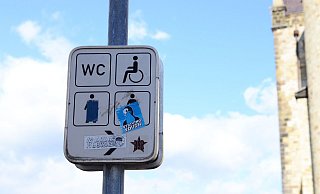 Wer dringend seine Notdurft verrichten muss, ist froh über jede öffentliche Toilette, die es in der Nähe gibt. - Lena Henning Wer dringend seine Notdurft verrichten muss, ist froh über jede öffentliche Toilette, die es in der Nähe gibt. - Lena Henning
