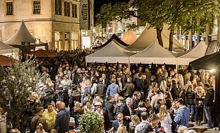 Vor der Corona-Pandemie war der Bielefelder Weinmarkt ein Publikumsmagnet. - Joerg Dieckmann Vor der Corona-Pandemie war der Bielefelder Weinmarkt ein Publikumsmagnet. - Joerg Dieckmann