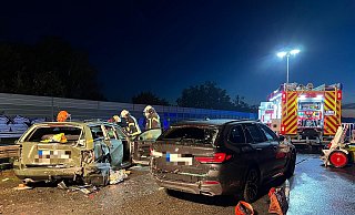 Etliche Rettungskräfte waren auf der A2 zwischen Bielefeld und Gütersloh im Einsatz. - Paul Brinkmann Etliche Rettungskräfte waren auf der A2 zwischen Bielefeld und Gütersloh im Einsatz. - Paul Brinkmann