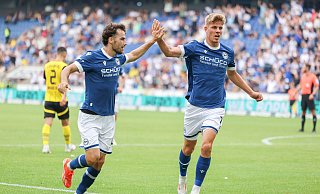 Julian Kania (r.), hier mit Christopher Lannert, will bald auch über die eigenen Tore im Arminia-Dress jubeln. - Oliver Krato Julian Kania (r.), hier mit Christopher Lannert, will bald auch über die eigenen Tore im Arminia-Dress jubeln. - Oliver Krato