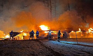 Zahlreiche Einsatzkräften bekämpften die Flammen in dem Stall. Für sieben Tiere kamen die Retter zu spät. Foto: Charlotte Mahncke - Charlotte Mahncke Zahlreiche Einsatzkräften bekämpften die Flammen in dem Stall. Für sieben Tiere kamen die Retter zu spät. Foto: Charlotte Mahncke - Charlotte Mahncke